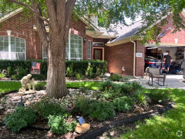 Building Photo - 3801 Rochester Dr