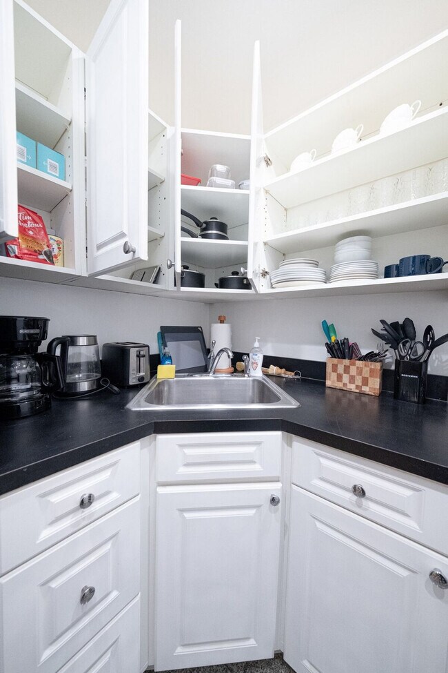 Building Photo - 305 E 95th St