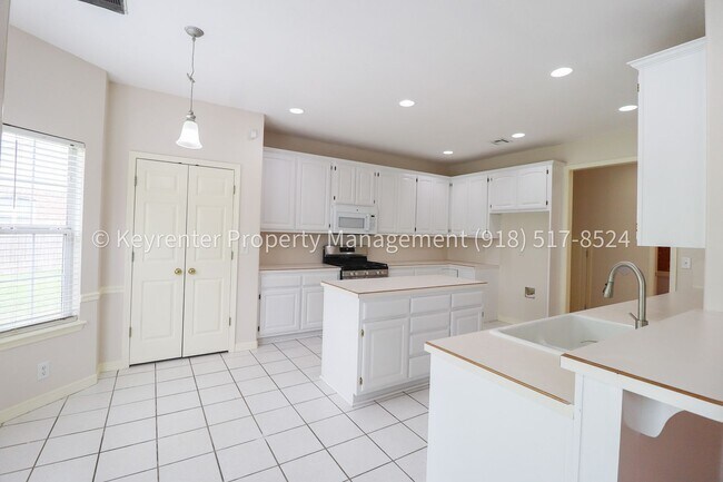 Building Photo - 4 Bed | 2 Bath in Broken Arrow!