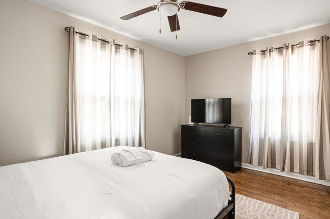 Building Photo - 2307 E 65th St