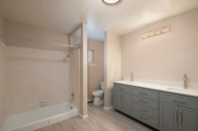 Building Photo - Beautifully Remodeled NE Heights/Uptown Ar...