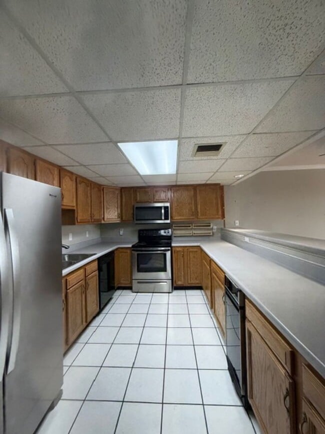 Building Photo - Knoxville Lovell Road Area 3 Bedroom 2.5 Bath with Garage Lawn Maintenance and Trash Pick up incl...