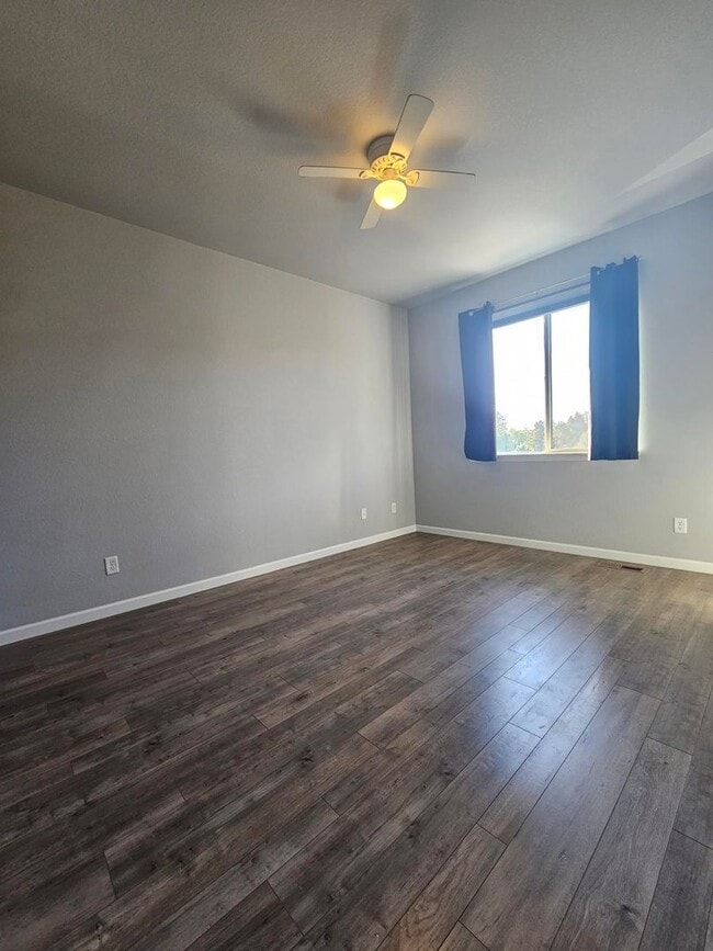 Building Photo - Contemporary townhome in Great Location