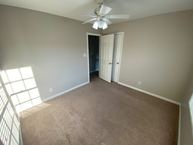 Building Photo - Room in House on College Ave