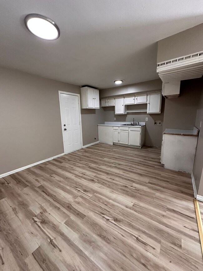 4bedrooms 2 full bathroom. The house is ve... 7006 E 113 Terrace