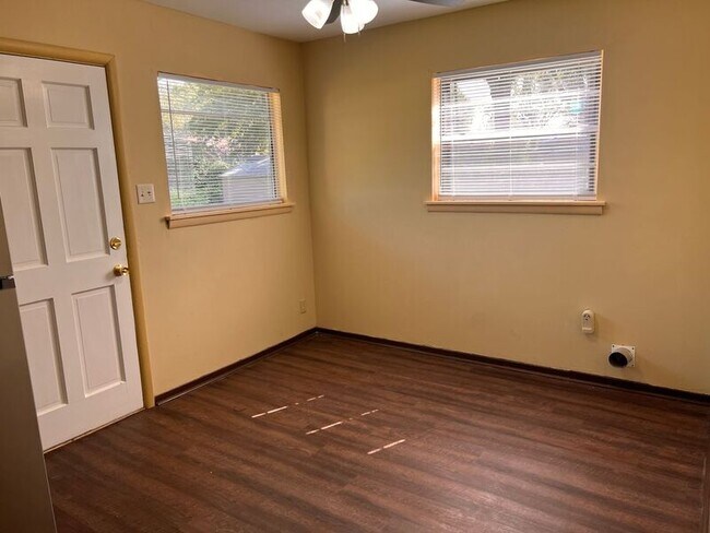 Building Photo - 216 Meadow Park Dr