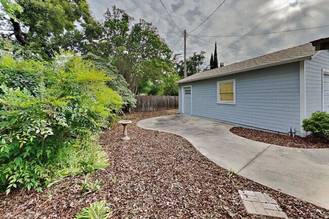 Building Photo - Charming Lank Park Bungalow