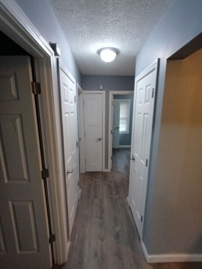 Building Photo - 3 bed/1 bath bungalow - Now Available!