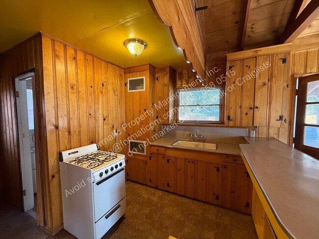 Building Photo - 42460 Fox Farm Rd