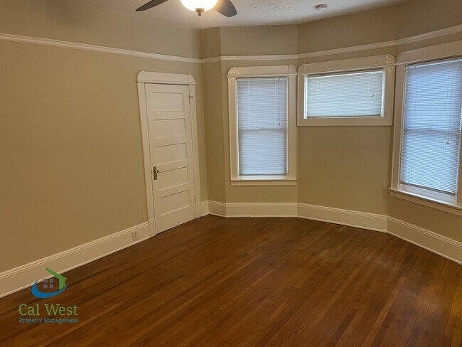 Building Photo - $2595 - 1Bed 1Bath Beautiful Duplex on a Tree Lined Street in the Rose Garden Area!