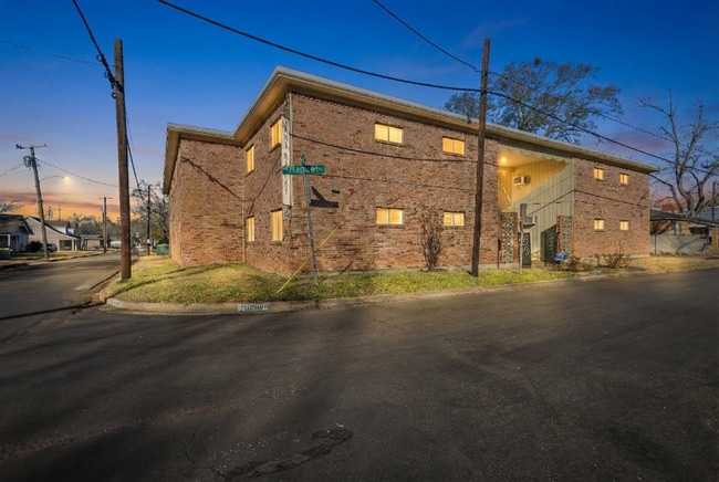 Building Photo - 901 Raguet St