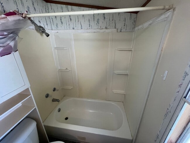 Building Photo - 3 Bed 2 Bath Updated Mobile Home w/ Fenced...