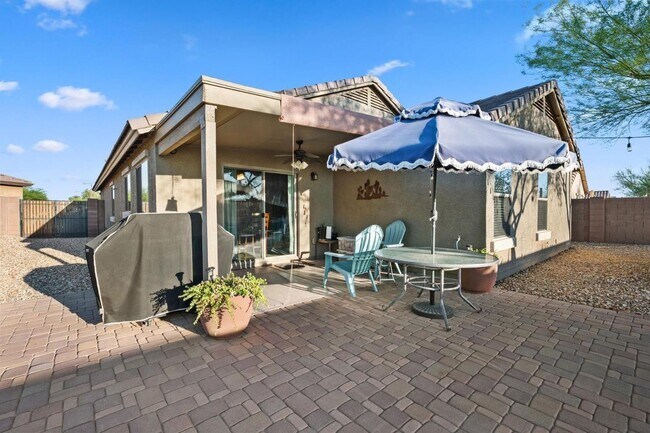 Building Photo - Move in ready 3 bedroom plus a den!