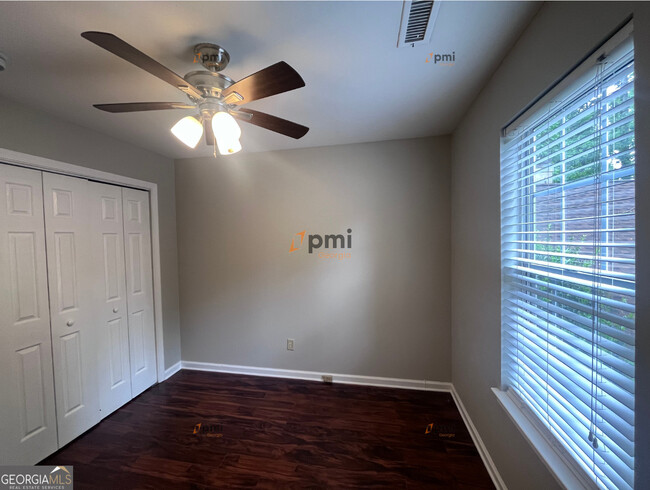 Building Photo - 529 N Fairfield Dr