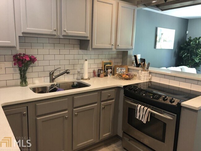 Building Photo - 210 Sampson St NE