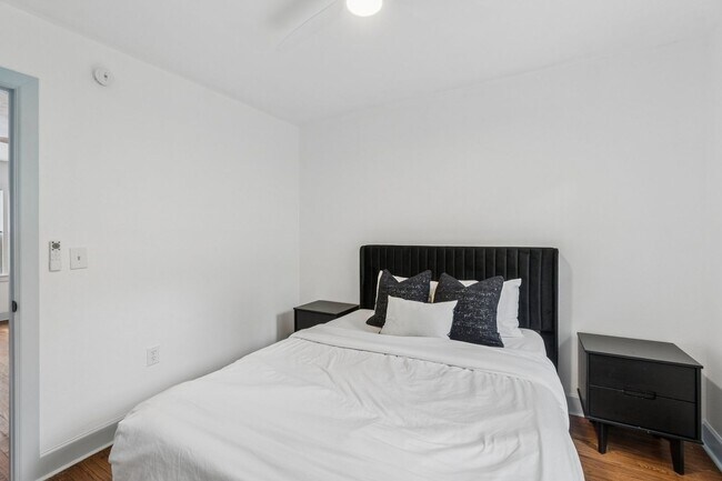 Building Photo - Charming 3-Bedroom Home with Modern Finishes and Inviting Patio!