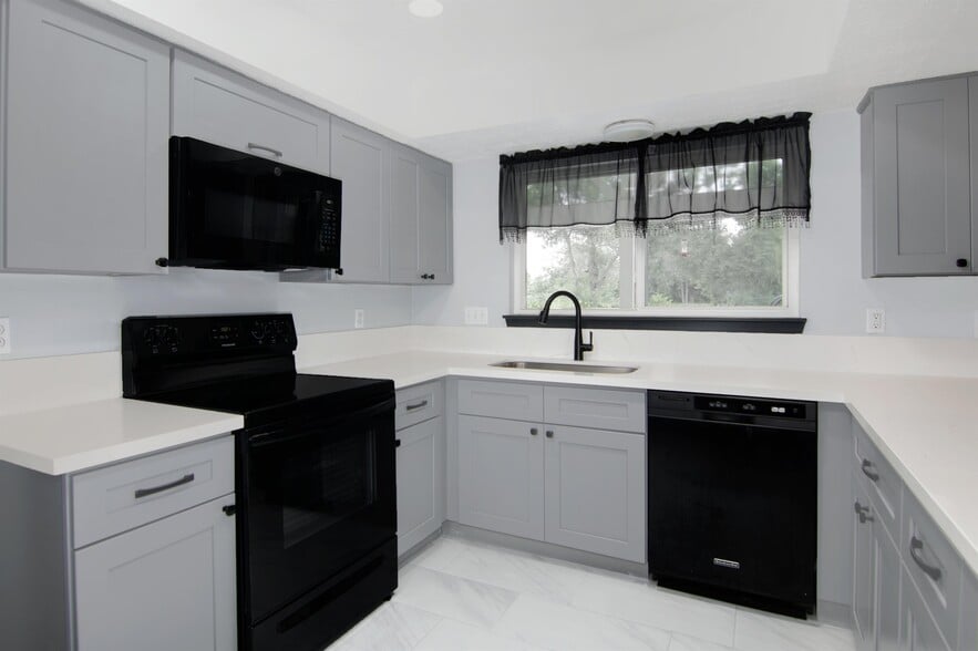 Building Photo - 255 E Castle Harbour Dr
