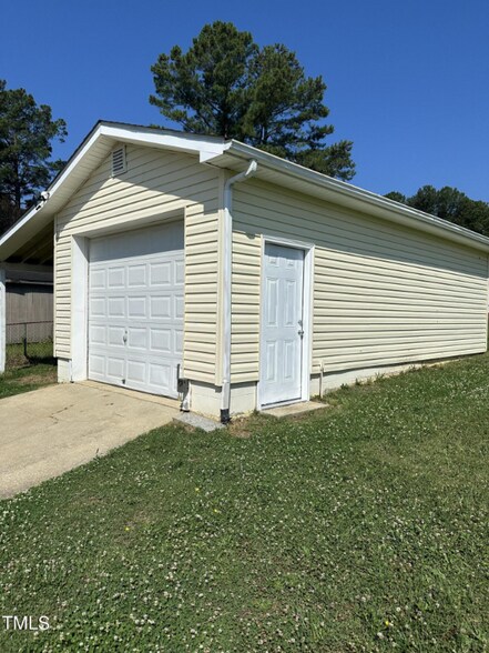 Building Photo - 404 Cardinal Dr