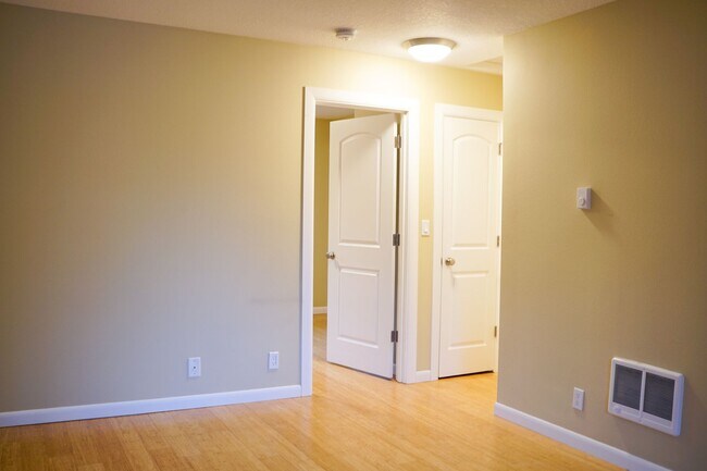 Building Photo - Corner 1-Bed w/ Off-Street Parking & FREE ...