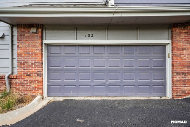 Building Photo - Spacious Townhome in Aurora