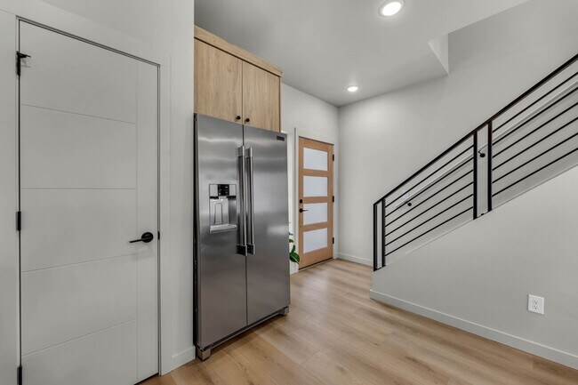 Building Photo - 9902 NE 46th Ct