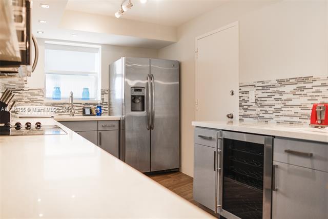 Building Photo - 6039 Collins Ave