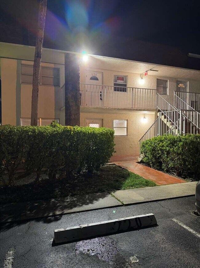 Building Photo - 9851 Sandalfoot Blvd