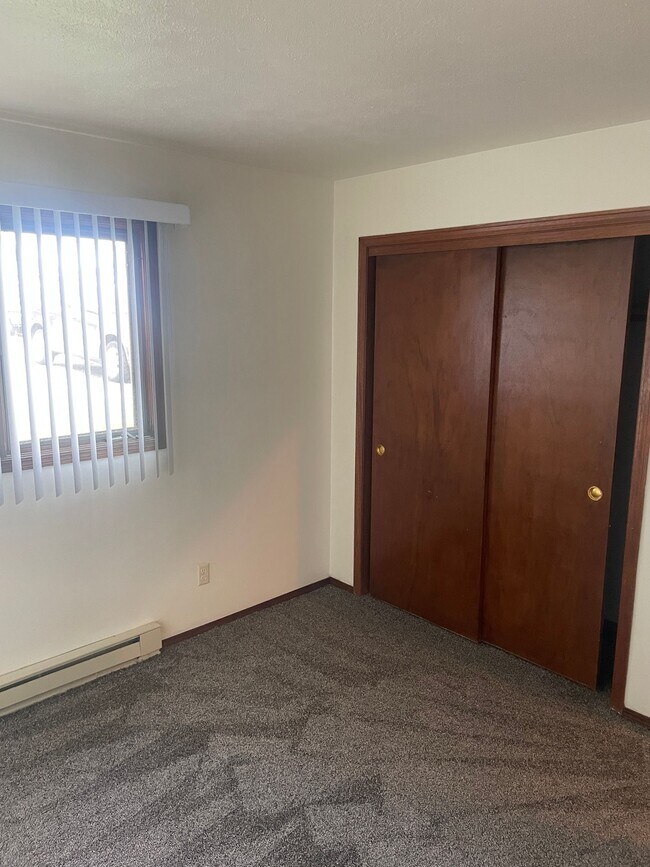 Building Photo - Immaculate Updated 2 Bedroom 1 bathroom