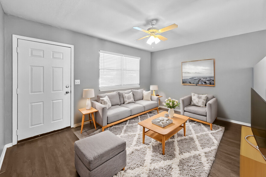 Living Room - Eagle Ridge Apartments