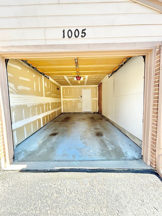 Building Photo - Spacious 3-Bedroom Condo in Prime Golden Location!! Available Now!!