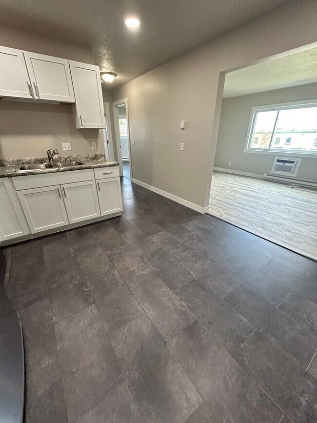 Building Photo - Recently Renovated 2 Bedroom Apartment