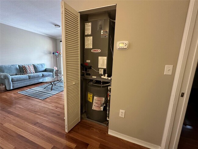 Building Photo - 6841 SW 44th St