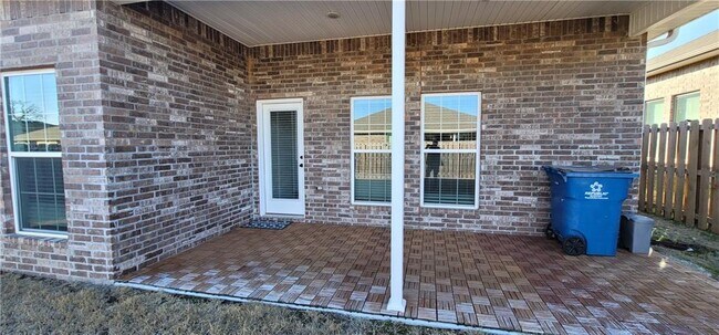 Building Photo - 5908 NW Ettie May St