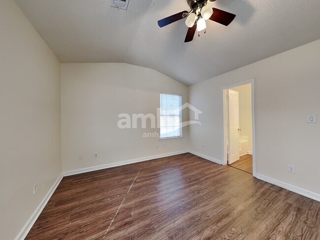 Building Photo - 271 Village Dr