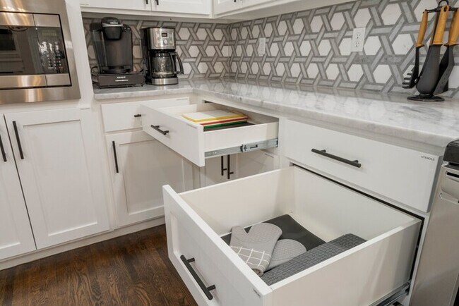 Building Photo - Stylish Serenity @TheExpo