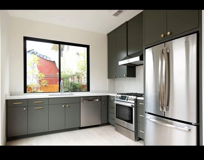 Building Photo - 633 Palms Blvd