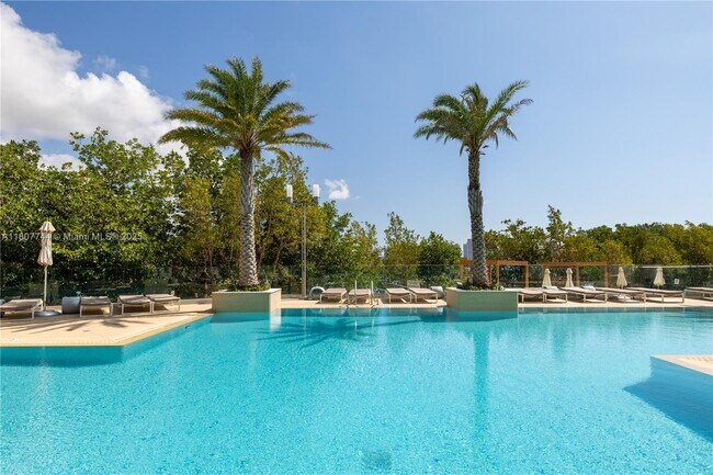 Building Photo - 16385 Biscayne Blvd