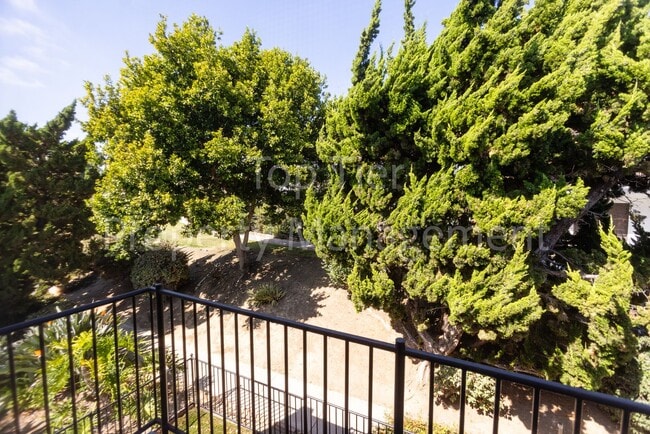 Building Photo - Beautiful 2 bed, 2.5 bath, 1373 sqft Townh...