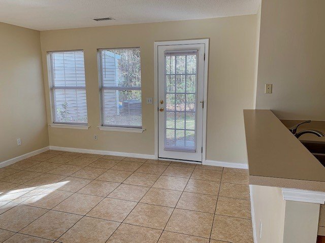 Building Photo - END-UNIT TOWNHOUSE FOR RENT - THE FARM