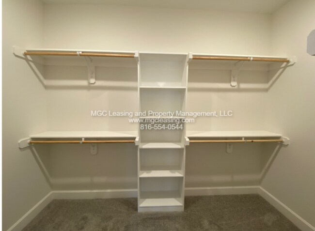 Building Photo - Location and Luxury Perfected in Parkville!