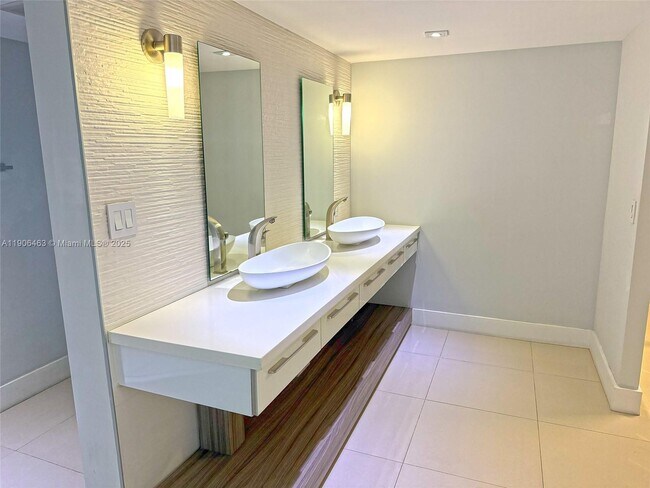 Building Photo - 879 NE 195th St