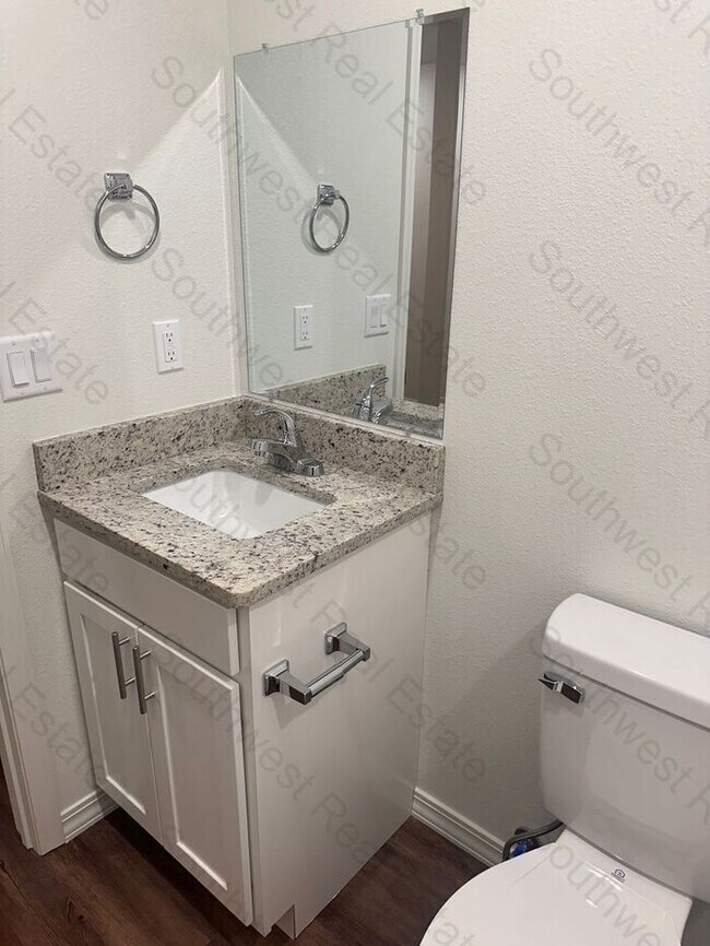 Building Photo - New Spacious 2 bedroom 2 bath Duplex.