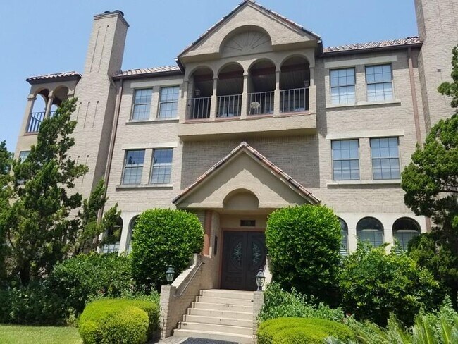 Building Photo - 1704 West Ave