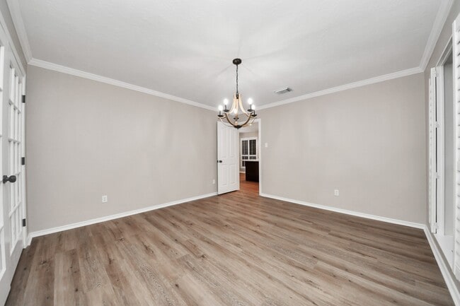 Building Photo - 1410 Long View Dr