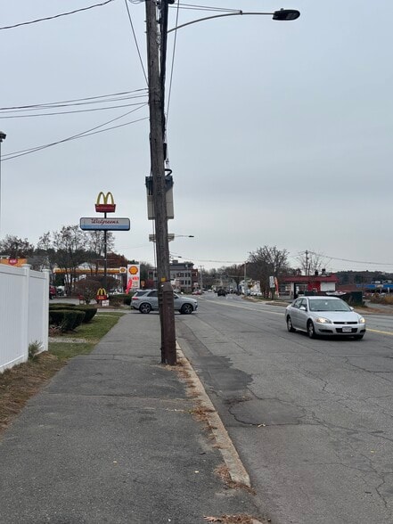 Building Photo - 554 Main St