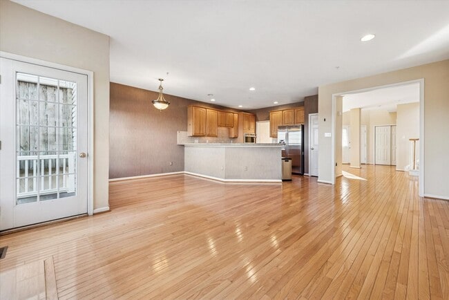 Building Photo - Avaible now, 3B/2.5B Townhome in Whiteland Woods!