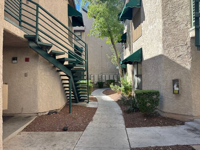 Building Photo - Fully Furnished Ground-Floor Condo with Pool Access!