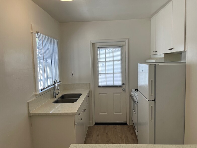 Building Photo - 1114 4/5 Tamarind Ave