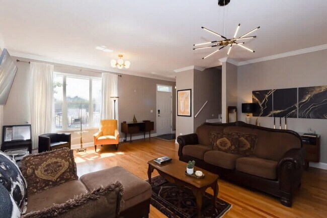 Building Photo - 2042 W Warren Blvd