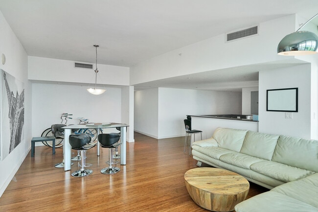 Building Photo - 1800 N Bayshore Dr